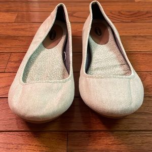 Womens creme Dr. Scholls flats. Very comfortable